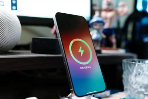 阜新苹果15换屏服务分享用什么充电器给iPhone15充电更好 